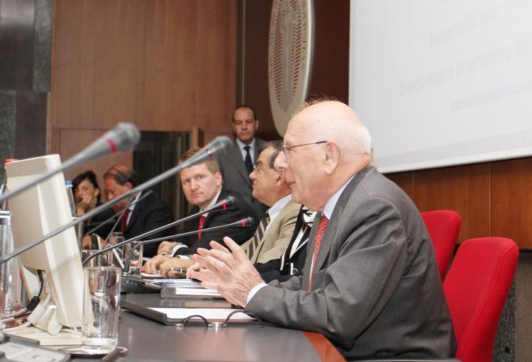 Il tavolo dei relatori. In primo piano G.B. Zorzoli, presidente di Ises Italia